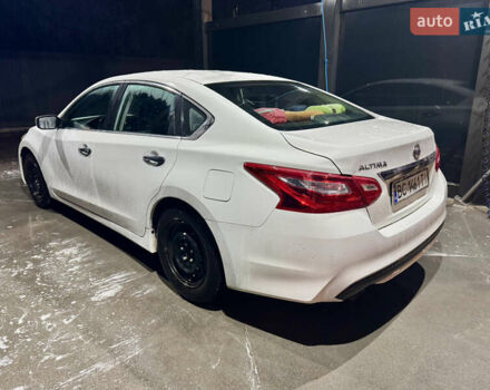 Белый Ниссан Альтима, объемом двигателя 2.5 л и пробегом 190 тыс. км за 8000 $, фото 2 на Automoto.ua