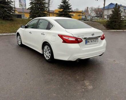 Белый Ниссан Альтима, объемом двигателя 2.49 л и пробегом 181 тыс. км за 12500 $, фото 2 на Automoto.ua