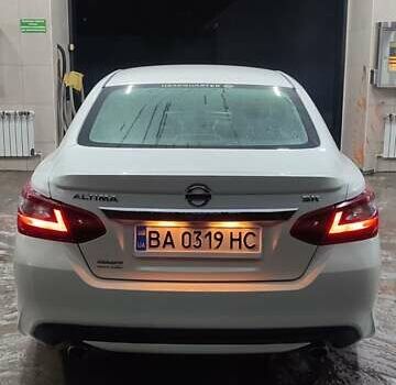 Белый Ниссан Альтима, объемом двигателя 2.49 л и пробегом 90 тыс. км за 14000 $, фото 8 на Automoto.ua