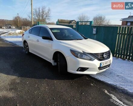 Білий Ніссан Альтіма, об'ємом двигуна 2.5 л та пробігом 135 тис. км за 12000 $, фото 5 на Automoto.ua