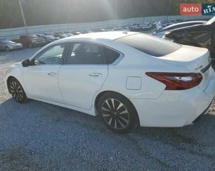 Белый Ниссан Альтима, объемом двигателя 2.49 л и пробегом 153 тыс. км за 1800 $, фото 2 на Automoto.ua