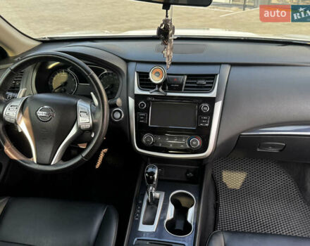 Белый Ниссан Альтима, объемом двигателя 2.5 л и пробегом 133 тыс. км за 11000 $, фото 19 на Automoto.ua