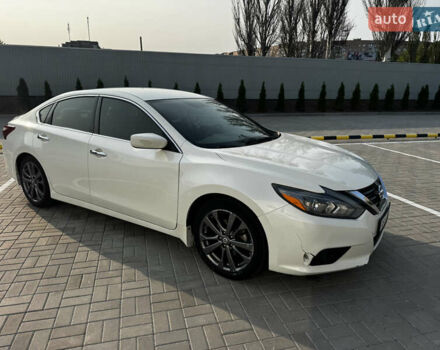 Белый Ниссан Альтима, объемом двигателя 2.5 л и пробегом 133 тыс. км за 11000 $, фото 4 на Automoto.ua