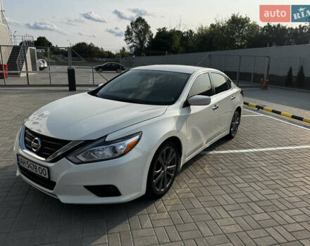 Белый Ниссан Альтима, объемом двигателя 2.5 л и пробегом 133 тыс. км за 11000 $, фото 1 на Automoto.ua