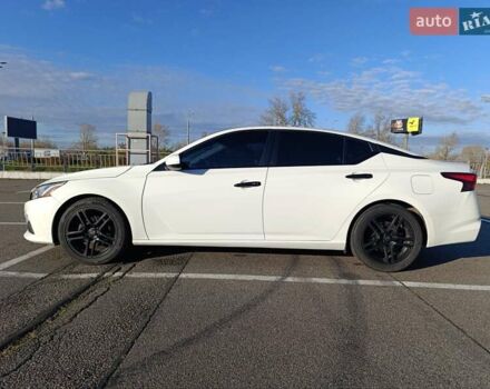 Белый Ниссан Альтима, объемом двигателя 2.5 л и пробегом 173 тыс. км за 13800 $, фото 2 на Automoto.ua