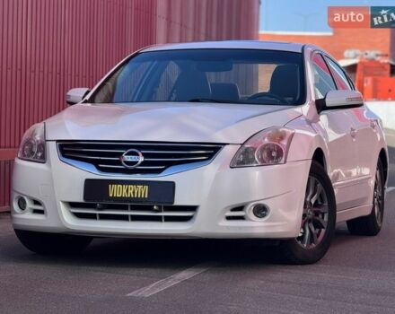Белый Ниссан Альтима, объемом двигателя 2.49 л и пробегом 263 тыс. км за 6700 $, фото 1 на Automoto.ua