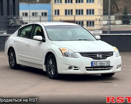 Белый Ниссан Альтима, объемом двигателя 2.5 л и пробегом 245 тыс. км за 7500 $, фото 1 на Automoto.ua
