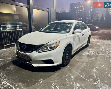Белый Ниссан Альтима, объемом двигателя 2.5 л и пробегом 190 тыс. км за 8000 $, фото 1 на Automoto.ua