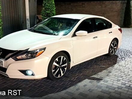 Ніссан Альтіма 2017 у Кропивницькому (Кіровограді) на Automoto.ua Білий Ніссан Альтіма, об'ємом двигуна 2.5 л та пробігом 85 тис. км за 14000 $, фото 1 на Automoto.ua