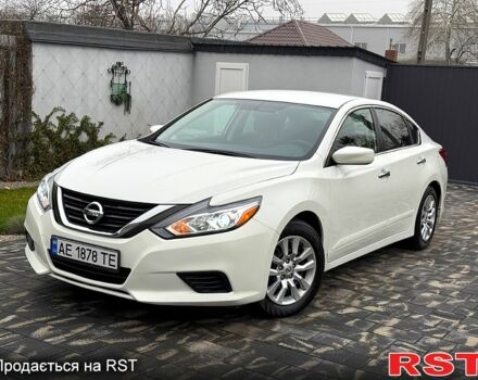 Белый Ниссан Альтима, объемом двигателя 2.5 л и пробегом 87 тыс. км за 10300 $, фото 1 на Automoto.ua