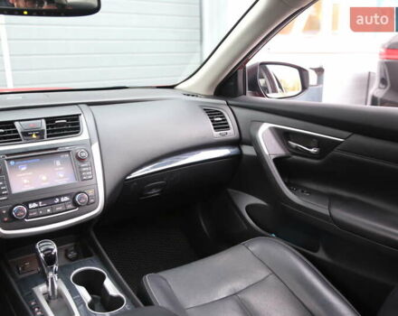 Ниссан Альтима 2016 в Киеве на Automoto.ua Красный Ниссан Альтима, объемом двигателя 2.49 л и пробегом 88 тыс. км за 11500 $, фото 14 на Automoto.ua