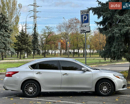 Ниссан Альтима 2016 в Николаеве на Automoto.ua Серый Ниссан Альтима, объемом двигателя 2.49 л и пробегом 191 тыс. км за 9999 $, фото 5 на Automoto.ua