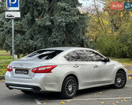 Ниссан Альтима 2016 в Николаеве на Automoto.ua Серый Ниссан Альтима, объемом двигателя 2.49 л и пробегом 191 тыс. км за 9999 $, фото 4 на Automoto.ua