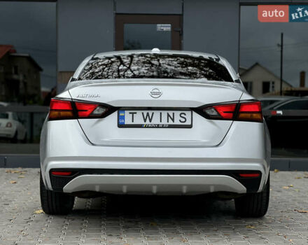 Сірий Ніссан Альтіма, об'ємом двигуна 2.5 л та пробігом 82 тис. км за 14500 $, фото 4 на Automoto.ua