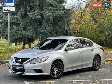 Ниссан Альтима 2016 в Николаеве на Automoto.ua Серый Ниссан Альтима, объемом двигателя 2.49 л и пробегом 191 тыс. км за 9999 $, фото 1 на Automoto.ua