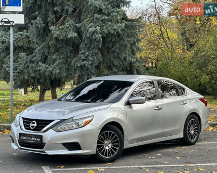 Ниссан Альтима 2016 в Николаеве на Automoto.ua Серый Ниссан Альтима, объемом двигателя 2.49 л и пробегом 191 тыс. км за 9999 $, фото 1 на Automoto.ua