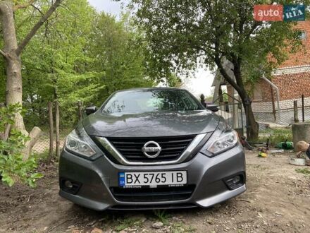 Ніссан Альтіма 2017 у Дунаевцах на Automoto.ua Сірий Ніссан Альтіма, об'ємом двигуна 2.49 л та пробігом 170 тис. км за 11800 $, фото 1 на Automoto.ua
