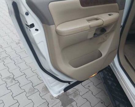 Белый Ниссан Армада, объемом двигателя 5.55 л и пробегом 300 тыс. км за 15500 $, фото 8 на Automoto.ua