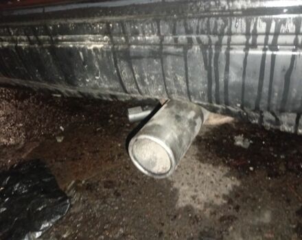 Красный Ниссан Другая, объемом двигателя 5 л и пробегом 434 тыс. км за 593 $, фото 4 на Automoto.ua