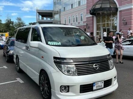 Белый Ниссан Эльгранд, объемом двигателя 3.5 л и пробегом 235 тыс. км за 10500 $, фото 1 на Automoto.ua