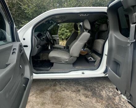 Белый Ниссан Фронтиер, объемом двигателя 2.5 л и пробегом 100 тыс. км за 12750 $, фото 7 на Automoto.ua