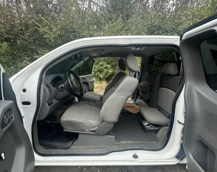 Белый Ниссан Фронтиер, объемом двигателя 2.5 л и пробегом 100 тыс. км за 12750 $, фото 15 на Automoto.ua