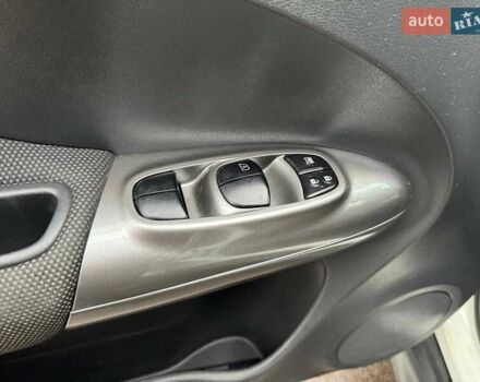 Белый Ниссан Жук, объемом двигателя 1.6 л и пробегом 175 тыс. км за 12490 $, фото 15 на Automoto.ua