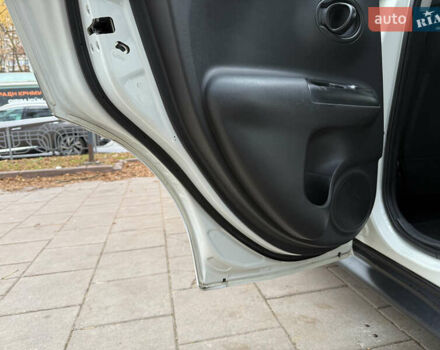 Белый Ниссан Жук, объемом двигателя 1.6 л и пробегом 90 тыс. км за 12900 $, фото 7 на Automoto.ua