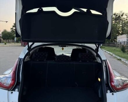 Белый Ниссан Жук, объемом двигателя 1.6 л и пробегом 110 тыс. км за 14800 $, фото 3 на Automoto.ua