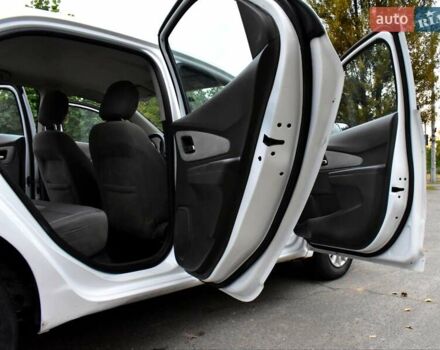 Белый Ниссан Жук, объемом двигателя 1.6 л и пробегом 39 тыс. км за 12400 $, фото 1 на Automoto.ua