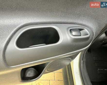 Белый Ниссан Жук, объемом двигателя 1.6 л и пробегом 203 тыс. км за 12500 $, фото 7 на Automoto.ua