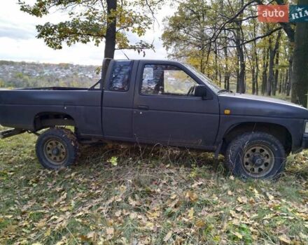 Красный Ниссан Кинг Каб, объемом двигателя 2.4 л и пробегом 400 тыс. км за 6000 $, фото 3 на Automoto.ua