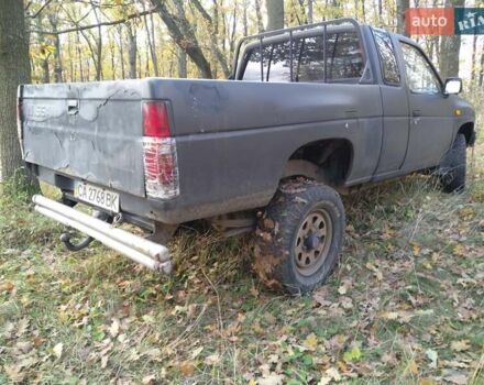 Красный Ниссан Кинг Каб, объемом двигателя 2.4 л и пробегом 400 тыс. км за 6000 $, фото 4 на Automoto.ua