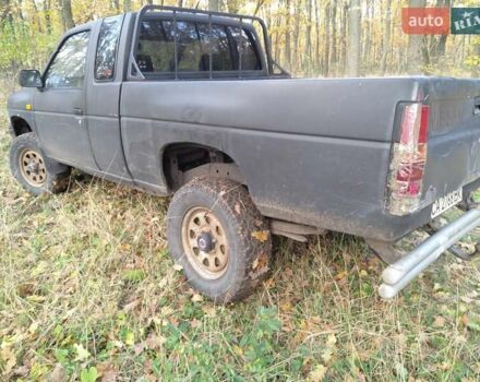 Красный Ниссан Кинг Каб, объемом двигателя 2.4 л и пробегом 400 тыс. км за 6000 $, фото 7 на Automoto.ua