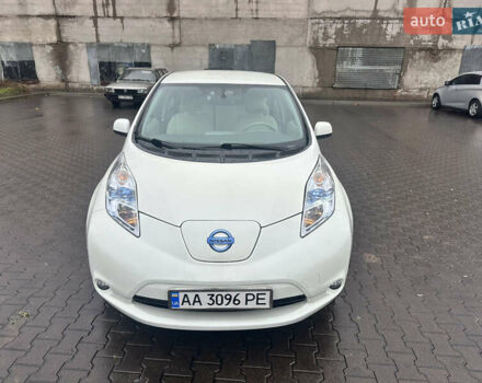 Белый Ниссан Лиф, объемом двигателя 0 л и пробегом 68 тыс. км за 4000 $, фото 2 на Automoto.ua