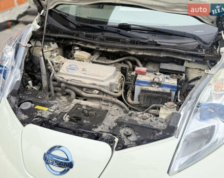 Белый Ниссан Лиф, объемом двигателя 0 л и пробегом 112 тыс. км за 5100 $, фото 6 на Automoto.ua
