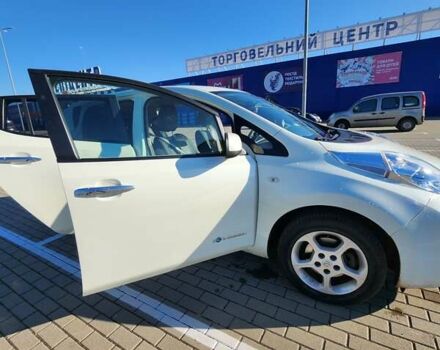 Белый Ниссан Лиф, объемом двигателя 0 л и пробегом 119 тыс. км за 5300 $, фото 7 на Automoto.ua