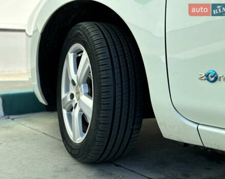 Белый Ниссан Лиф, объемом двигателя 0 л и пробегом 95 тыс. км за 5300 $, фото 14 на Automoto.ua