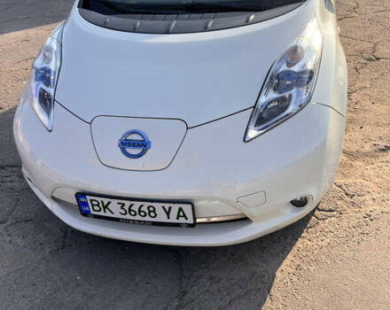 Белый Ниссан Лиф, объемом двигателя 0 л и пробегом 153 тыс. км за 4500 $, фото 5 на Automoto.ua