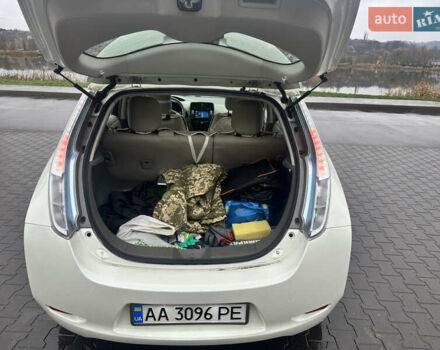 Белый Ниссан Лиф, объемом двигателя 0 л и пробегом 68 тыс. км за 4000 $, фото 12 на Automoto.ua