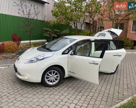 Білий Ніссан Ліф, об'ємом двигуна 0 л та пробігом 81 тис. км за 4600 $, фото 3 на Automoto.ua