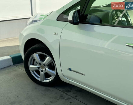 Белый Ниссан Лиф, объемом двигателя 0 л и пробегом 95 тыс. км за 5300 $, фото 30 на Automoto.ua