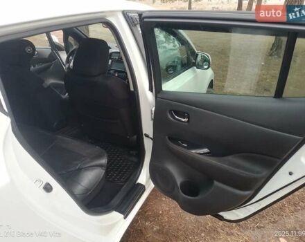 Белый Ниссан Лиф, объемом двигателя 0 л и пробегом 129 тыс. км за 7200 $, фото 18 на Automoto.ua