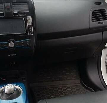 Белый Ниссан Лиф, объемом двигателя 0 л и пробегом 196 тыс. км за 7200 $, фото 4 на Automoto.ua