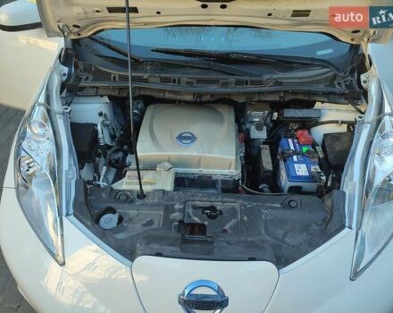 Белый Ниссан Лиф, объемом двигателя 0 л и пробегом 82 тыс. км за 13200 $, фото 16 на Automoto.ua