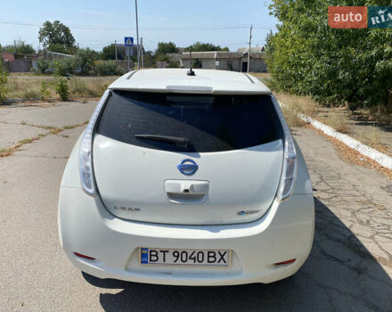 Белый Ниссан Лиф, объемом двигателя 0 л и пробегом 89 тыс. км за 9000 $, фото 11 на Automoto.ua