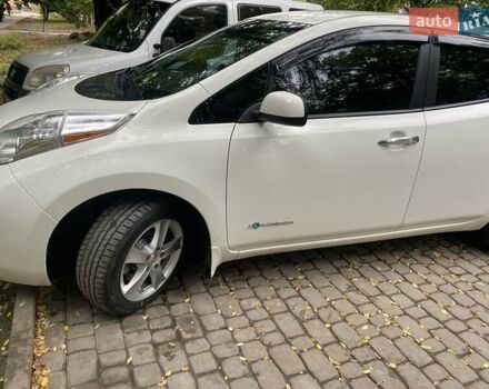 Белый Ниссан Лиф, объемом двигателя 0 л и пробегом 101 тыс. км за 7300 $, фото 4 на Automoto.ua