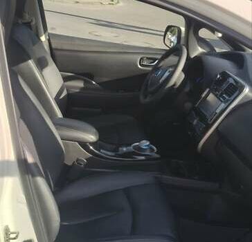 Белый Ниссан Лиф, объемом двигателя 0 л и пробегом 126 тыс. км за 10000 $, фото 8 на Automoto.ua