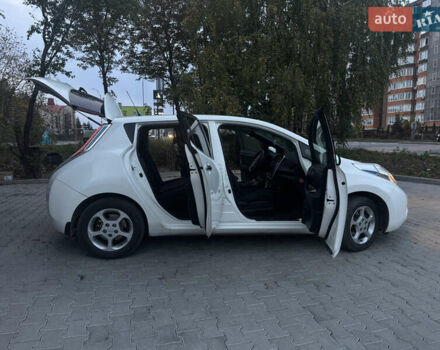 Белый Ниссан Лиф, объемом двигателя 0 л и пробегом 153 тыс. км за 6000 $, фото 6 на Automoto.ua