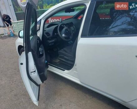 Білий Ніссан Ліф, об'ємом двигуна 0 л та пробігом 85 тис. км за 10000 $, фото 1 на Automoto.ua